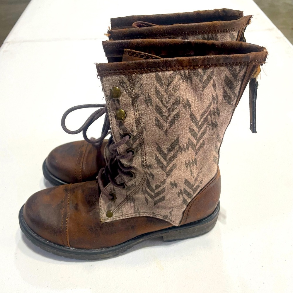 Roxy Boots mint condition. Size 6.5